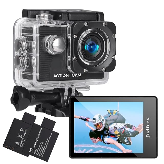 Action cam nera Jadfezy J-03 accanto alla sua custodia impermeabile e agli accessori di montaggio