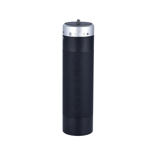 Impugnatura portabatterie Rollei con le sue uscite D-Tap e USB-C accanto a una luce LUX