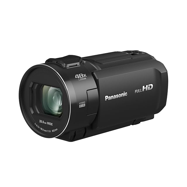 Videocamera nera Panasonic HC-V900 con l’obiettivo esteso e il touchscreen aperto