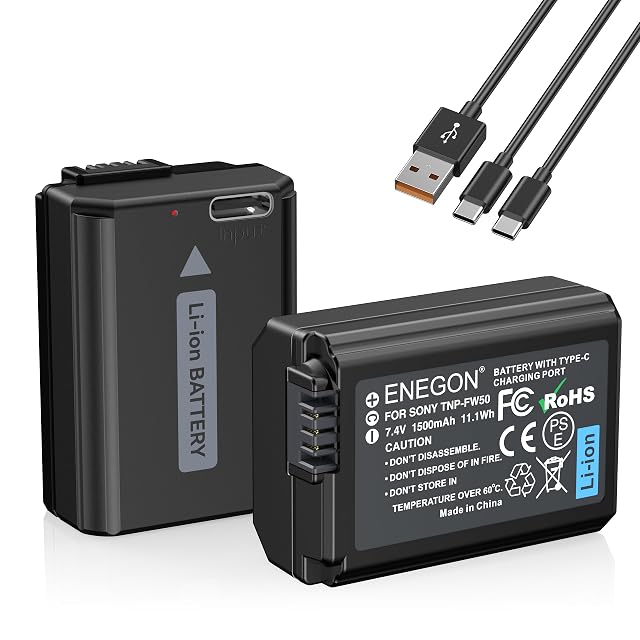 Batterie ENEGON NP-FW50 con le loro porte USB-C e il cavo di ricarica 2 in 1
