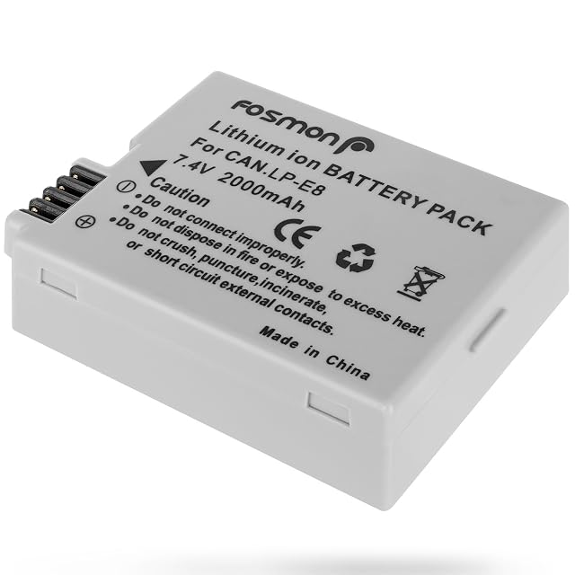 Batteria sostitutiva Fosmon LP-E8 accanto a un corpo reflex Canon