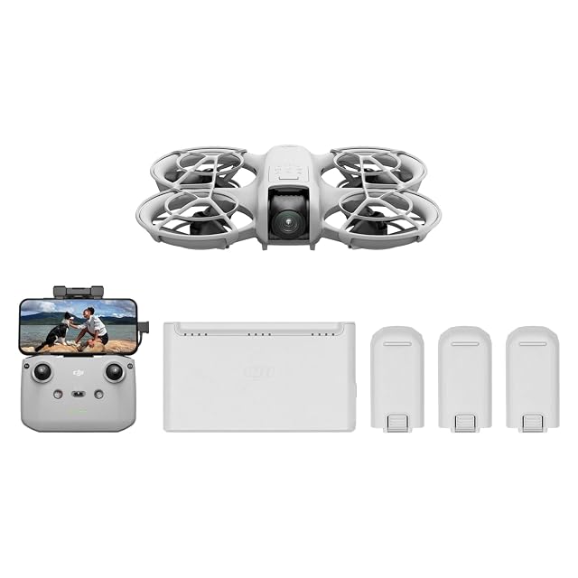 Piccolo drone bianco DJI Neo con paraeliche integrati appoggiato su una mano