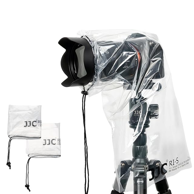 Copertura antipioggia usa e getta trasparente JJC su una fotocamera mirrorless con obiettivo