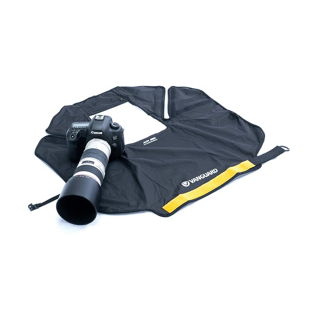 Copertura antipioggia Vanguard Alta RCM su una reflex con un obiettivo 70-200 mm