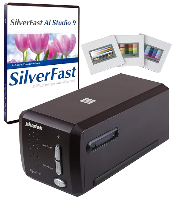 Plustek OpticFilm 8300i Ai con un supporto per pellicola inserito, accanto alle diapositive del target IT8