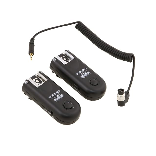 Coppia di ricetrasmettitori Yongnuo RF-603NII neri con slitte in metallo e rotelle di blocco