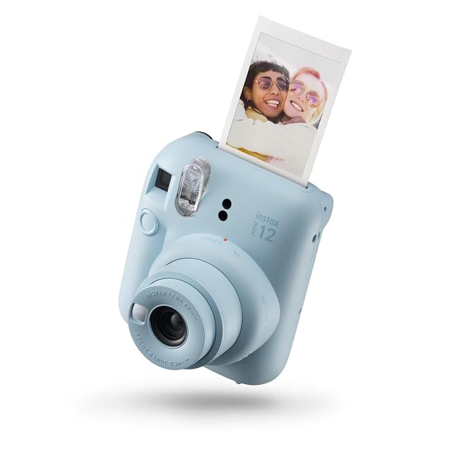 Fotocamera istantanea Fujifilm instax mini 12 in azzurro pastello con il barilotto rotondo e lo specchietto per selfie