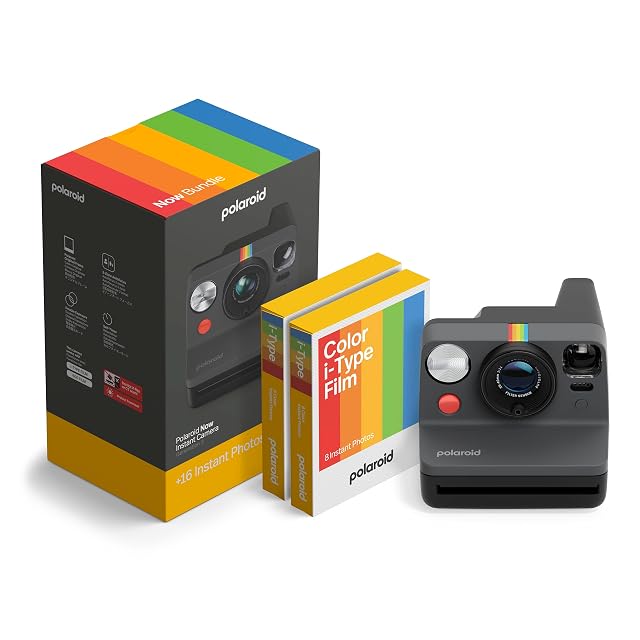 Fotocamera istantanea nera Polaroid Now Generation 3 con il frontale a doppia lente e una confezione di pellicola accanto