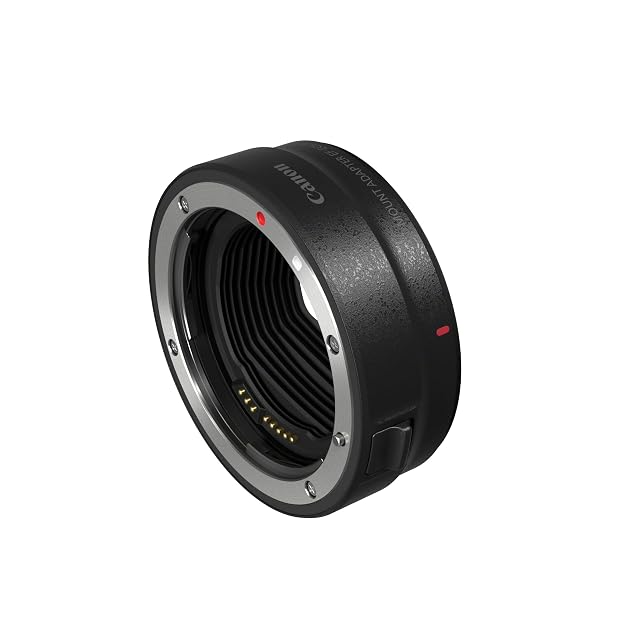 Adattatore di innesto Canon EF-EOS R tra un obiettivo EF e un corpo RF