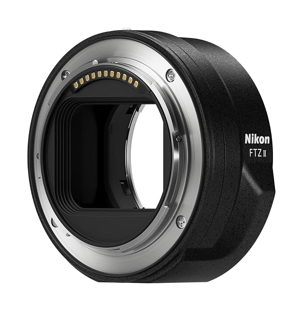 Adattatore Nikon FTZ II montato tra un obiettivo con innesto F e un corpo con innesto Z