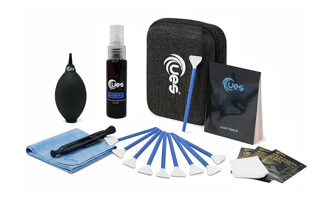 Kit UES DKL24 aperto nella sua custodia rigida con tamponi, detergente, pompetta e panni