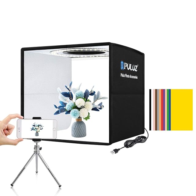 Mini tenda luminosa PULUZ illuminata dall’interno, con un orologio su sfondo bianco