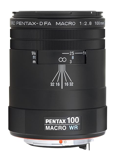 Obiettivo macro Pentax D FA 100mm WR nero con barilotto in alluminio e il suo paraluce accanto