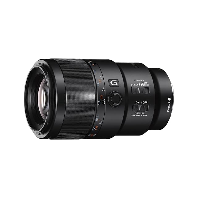 Obiettivo Sony FE 90mm F2.8 Macro G nero con la ghiera di messa a fuoco scorrevole tirata indietro