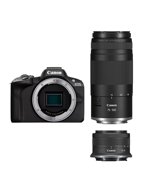 Fotocamera mirrorless Canon EOS R50 nera accanto ai suoi due zoom del kit