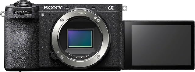 Corpo della fotocamera mirrorless Sony Alpha 6700 nera visto di fronte senza obiettivo