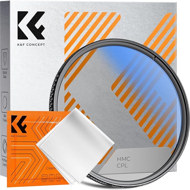 Polarizzatore circolare K&F Concept da 67 mm tenuto contro un cielo luminoso