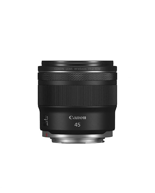 Obiettivo fisso Canon RF 45mm F1.2 nero con la ghiera di controllo dietro la ghiera di messa a fuoco