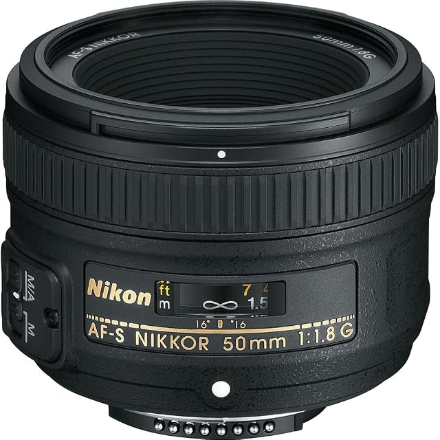 Obiettivo fisso Nikon AF-S NIKKOR 50mm f/1.8G nero con la ghiera a scritte dorate e l’attacco F