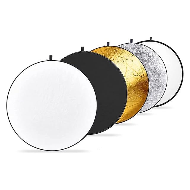 Pannello riflettente cinque in uno NEEWER RF-110 aperto accanto alla sua borsa di trasporto