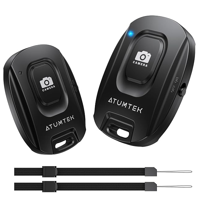Coppia di telecomandi Bluetooth ATUMTEK con un laccio da polso attaccato