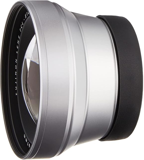 Aggiuntivo tele Fujifilm TCL-X100 II argento accanto a una fotocamera X100