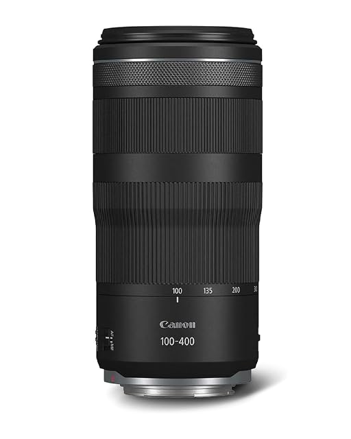 Tele zoom Canon RF 100-400mm nero con il barilotto esteso e l’attacco RF visibile
