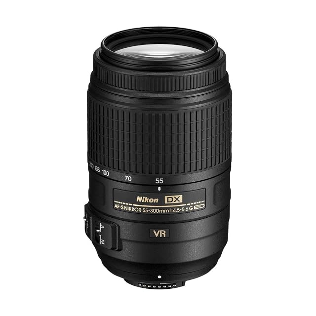 Tele zoom Nikon AF-S DX 55-300mm nero con il paraluce montato al contrario sul barilotto