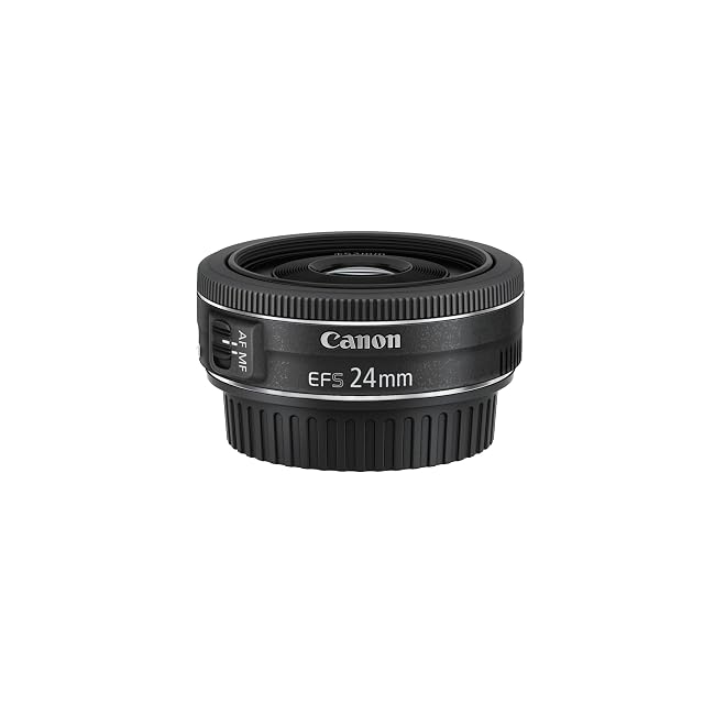 Obiettivo pancake Canon EF-S 24mm nero, appena più profondo dell’attacco su cui è montato