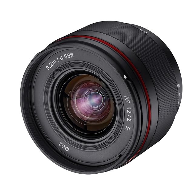 Obiettivo fisso grandangolare Samyang AF 12mm F2.0 nero con il paraluce staccabile montato