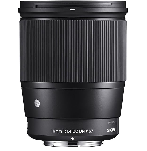 Obiettivo Sigma 16mm F1.4 Contemporary nero con un ampio elemento frontale e attacco Sony E